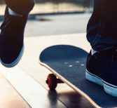 Skateboard op een skatebaan in Oss