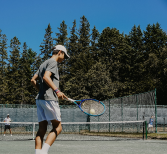 Man speelt tennis in Oss