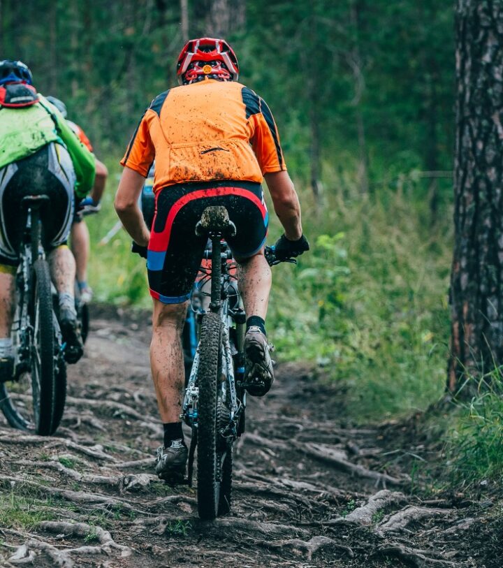 Mannen mountainbiken in Oss