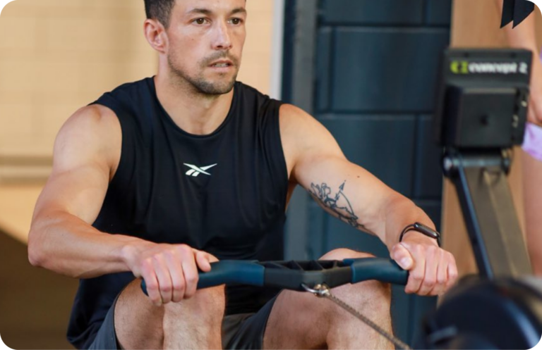 Man op roeitrainer bij Wilskracht Crossfit Oss