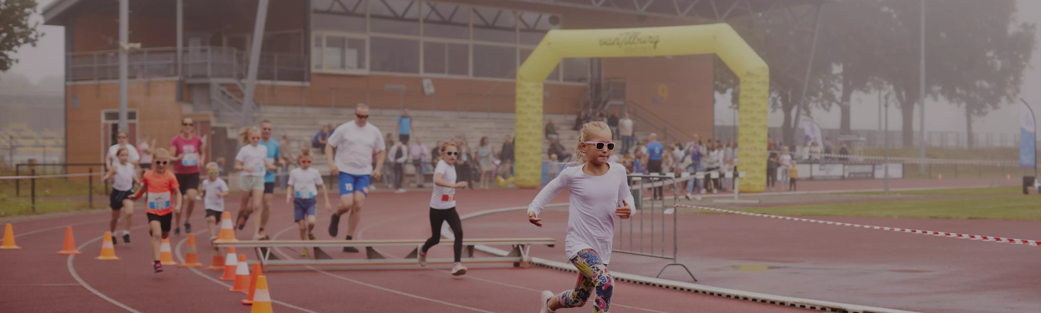 Kinderen op atletiekbaan in Oss