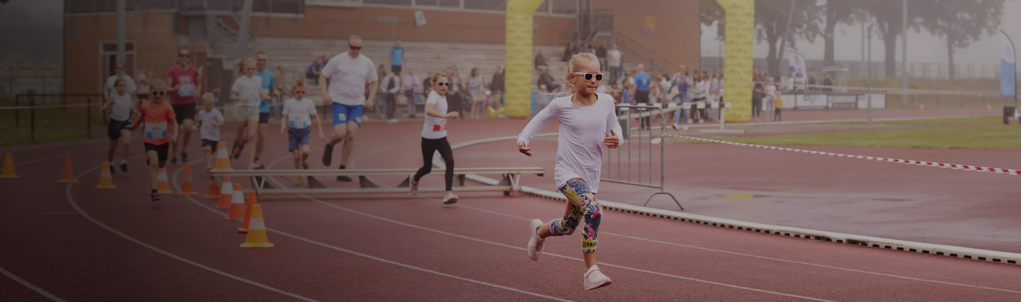 Kinderen rennen op een atletiekbaan