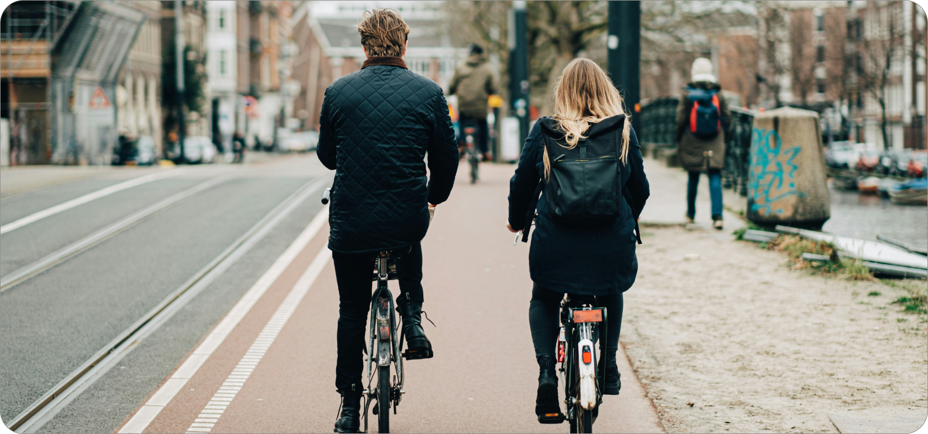 Man en vrouw fietsen in Oss