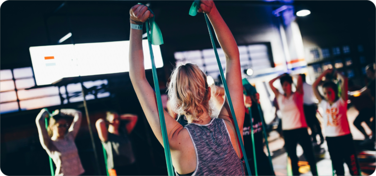 Vrouw gebruikt weerstandsband tijdens Nationale Sportweek