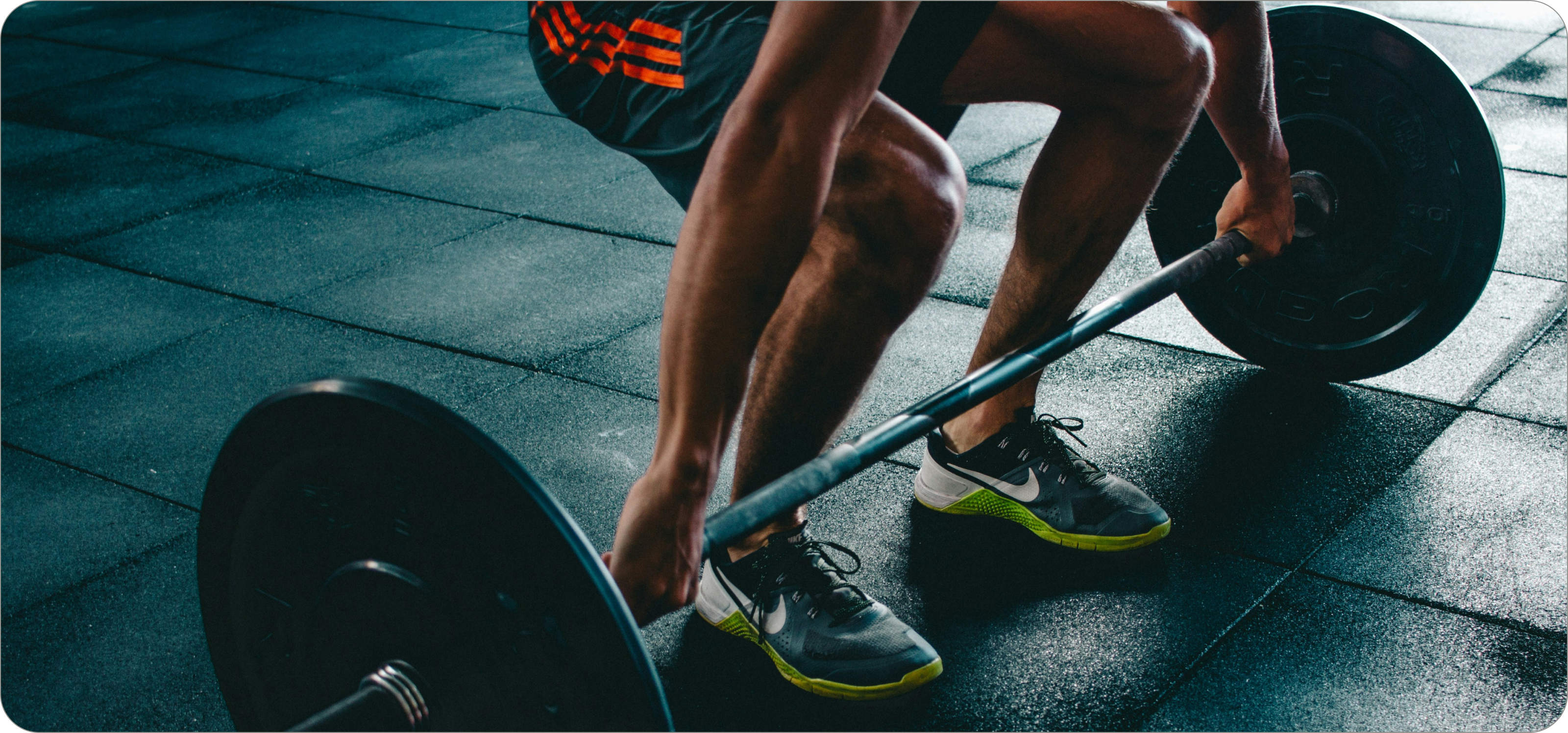 Deadlifts op matten in sportschool