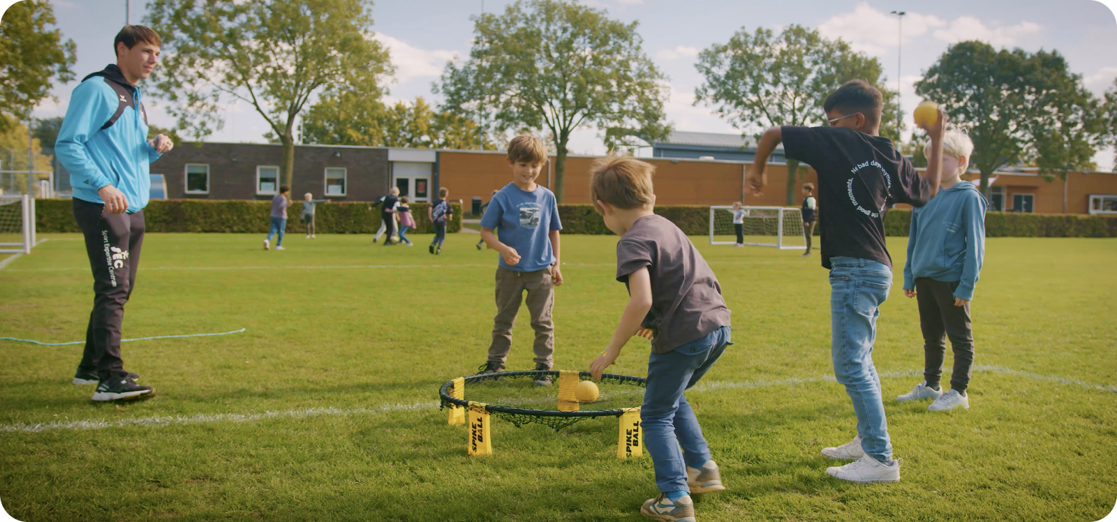 Kinderen spelen op een grasveld